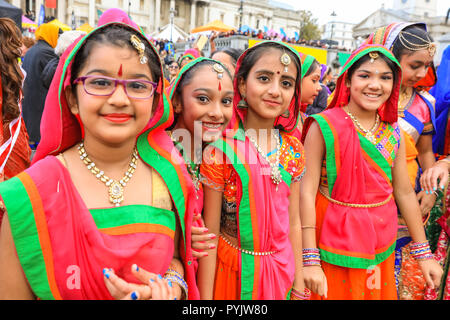 Trafalgar Square, London, UK, 28 Oct 2018. La danse Ghoomar, une danse folklorique traditionnelle de Rajastan, est réalisée par 120 artistes de tout Londres. Diwali, l'hindou, sikh et Jain fête des lumières, est célébré à Trafalgar Square de Londres avec des spectacles de musique et de danse, l'artisanat, des ateliers, de l'alimentation et des étals. Credit : Imageplotter News et Sports/Alamy Live News Banque D'Images