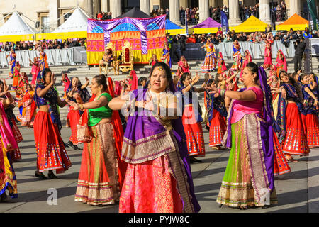 Trafalgar Square, London, UK, 28 Oct 2018. La danse Ghoomar, une danse folklorique traditionnelle de Rajastan, est réalisée par 120 artistes de tout Londres. Diwali, l'hindou, sikh et Jain fête des lumières, est célébré à Trafalgar Square de Londres avec des spectacles de musique et de danse, l'artisanat, des ateliers, de l'alimentation et des étals. Credit : Imageplotter News et Sports/Alamy Live News Banque D'Images