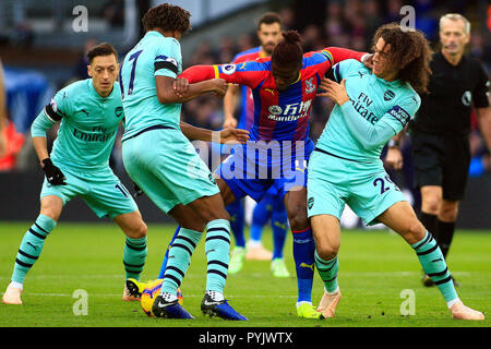 Londres, Royaume-Uni. 28 Oct, 2018. Wilfried Zaha de Crystal Palace (c) prend sur Alex Iwobi (L) et Matteo Guendouzi d'Arsenal (R). Premier League, Arsenal v Crystal Palace à Selhurst Park à Londres le dimanche 28 octobre 2018. Cette image ne peut être utilisé qu'à des fins rédactionnelles. Usage éditorial uniquement, licence requise pour un usage commercial. Aucune utilisation de pari, de jeux ou d'un seul club/ligue/dvd publications. pic par Steffan Bowen/Andrew Orchard la photographie de sport/Alamy live news Crédit : Andrew Orchard la photographie de sport/Alamy Live News Banque D'Images