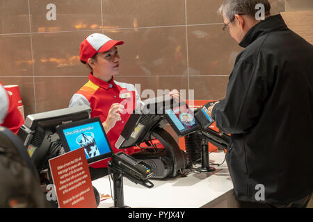 New York, USA. 28 Oct, 2018. Les ouvriers prennent les commandes dans le restaurant rapide Jollibee dans Midtown Manhattan à New York le jour d'ouverture le samedi 27 octobre 2018 . La chaîne de restaurants, qui a été surnommé le Philippine McDonald's en raison de son omniprésence et de popularité dans le pays, a ouvert son premier emplacement à Manhattan dans le quartier de Times Square. Jollibee Foods Corp., qui a prévu d'ouvrir des centaines de magasins des États-Unis et du Canada détient également une participation dans la chaîne Smashburger. (Â© Richard B. Levine) Crédit : Richard Levine/Alamy Live News Banque D'Images