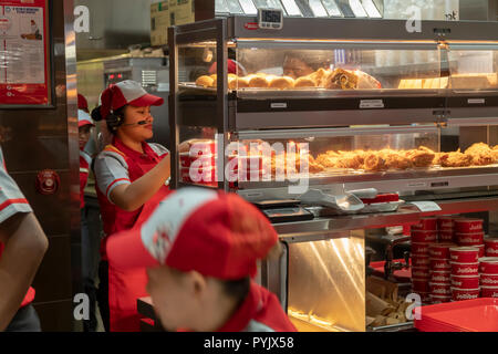 New York, USA. 28 Oct, 2018. Pressé de travailleurs pour préparer les commandes dans le restaurant rapide Jollibee dans Midtown Manhattan à New York le jour d'ouverture le samedi 27 octobre 2018 . La chaîne de restaurants, qui a été surnommé le Philippine McDonald's en raison de son omniprésence et de popularité dans le pays, a ouvert son premier emplacement à Manhattan dans le quartier de Times Square. Jollibee Foods Corp., qui a prévu d'ouvrir des centaines de magasins des États-Unis et du Canada détient également une participation dans la chaîne Smashburger. (© Richard B. Levine) Crédit : Richard Levine/Alamy Live News Banque D'Images