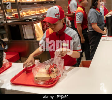 New York, USA. 28 Oct, 2018. Pressé de travailleurs pour préparer les commandes dans le restaurant rapide Jollibee dans Midtown Manhattan à New York le jour d'ouverture le samedi 27 octobre 2018 . La chaîne de restaurants, qui a été surnommé le Philippine McDonald's en raison de son omniprésence et de popularité dans le pays, a ouvert son premier emplacement à Manhattan dans le quartier de Times Square. Jollibee Foods Corp., qui a prévu d'ouvrir des centaines de magasins des États-Unis et du Canada détient également une participation dans la chaîne Smashburger. (© Richard B. Levine) Crédit : Richard Levine/Alamy Live News Banque D'Images