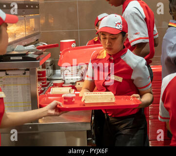 New York, USA. 28 Oct, 2018. Pressé de travailleurs pour préparer les commandes dans le restaurant rapide Jollibee dans Midtown Manhattan à New York le jour d'ouverture le samedi 27 octobre 2018 . La chaîne de restaurants, qui a été surnommé le Philippine McDonald's en raison de son omniprésence et de popularité dans le pays, a ouvert son premier emplacement à Manhattan dans le quartier de Times Square. Jollibee Foods Corp., qui a prévu d'ouvrir des centaines de magasins des États-Unis et du Canada détient également une participation dans la chaîne Smashburger. (© Richard B. Levine) Crédit : Richard Levine/Alamy Live News Banque D'Images