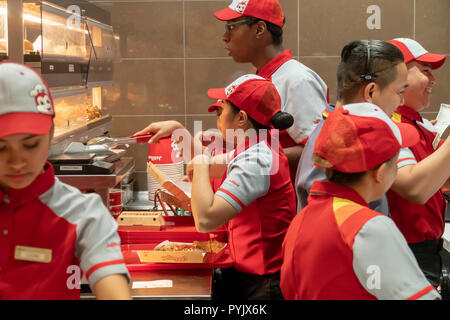 New York, USA. 28 Oct, 2018. Pressé de travailleurs pour préparer les commandes dans le restaurant rapide Jollibee dans Midtown Manhattan à New York le jour d'ouverture le samedi 27 octobre 2018 . La chaîne de restaurants, qui a été surnommé le Philippine McDonald's en raison de son omniprésence et de popularité dans le pays, a ouvert son premier emplacement à Manhattan dans le quartier de Times Square. Jollibee Foods Corp., qui a prévu d'ouvrir des centaines de magasins des États-Unis et du Canada détient également une participation dans la chaîne Smashburger. (© Richard B. Levine) Crédit : Richard Levine/Alamy Live News Banque D'Images