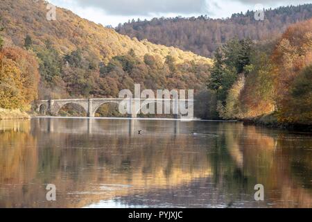 Dunkeld, UK. 28 octobre 2018. Le Pont de Dunkeld, construit par Thomas Telford et ouvert en 1809 traverse la rivière Tay par la ville de Dunkeld, Perthshire en Écosse. Credit : Riche de Dyson/Alamy Live News Banque D'Images