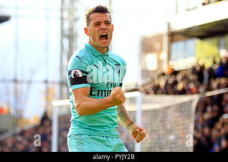 Londres, Royaume-Uni. 28 Oct, 2018. Granit Xhaka d'Arsenal célèbre après que son coéquipier Pierre-Emerick Aubameyang marque le deuxième but d'Arsenal. Premier League, Arsenal v Crystal Palace à Selhurst Park à Londres le dimanche 28 octobre 2018. Cette image ne peut être utilisé qu'à des fins rédactionnelles. Usage éditorial uniquement, licence requise pour un usage commercial. Aucune utilisation de pari, de jeux ou d'un seul club/ligue/dvd publications. pic par Steffan Bowen/Andrew Orchard la photographie de sport/Alamy live news Crédit : Andrew Orchard la photographie de sport/Alamy Live News Banque D'Images