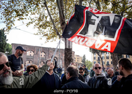 Rome, Italie. 27 Oct, 2018. Le présidium du parti politique d'extrême droite Forza Nuova pour exiger la justice pour le meurtre de DesirÃ e¨Mariottini, trouvé mort dans le district de la capitale de San Lorenzo (Italie, Rome, octobre 27, 2018) : Crédit Photo Agency indépendante/Alamy Live News Banque D'Images