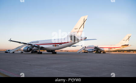 Madrid, Espagne. 25 octobre, 2018. Deux avions du gouvernement espagnol debout à l'aéroport militaire Torrejón-Madrid. Crédit : Bernd von Jutrczenka/dpa/Alamy Live News Banque D'Images