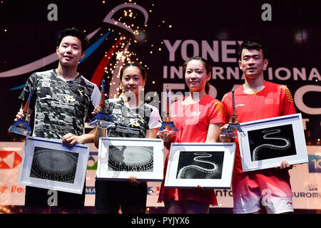 Paris, France. 28 octobre 2018. Zheng François Picard (1e R)/Huang Yaqiong (2e R) de Chine et Seo Seung Jae (1re L)/Yujung la chaîne de Corée du Sud assistent à la cérémonie après la finale du à 2018 Yonex Open de France à Paris, France le 28 octobre 2018. Zheng Huang Siwei/Yaqiong a gagné 2-0 et a réclamé le titre. Crédit : Chen Yichen/Xinhua/Alamy Live News Banque D'Images