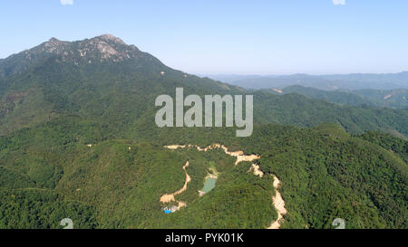 Guangzhou, la province chinoise du Guangdong. 28 Oct, 2018. Photo aérienne prise le 28 octobre 2018 montre l'Daluo Mountain à Qingyuan, province de Guangdong, Chine du sud, le 28 octobre 2018. Credit : Zhang Jiayang/Xinhua/Alamy Live News Banque D'Images