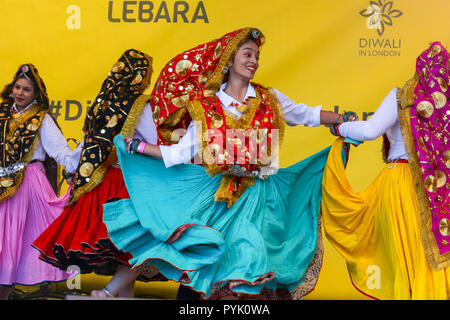 Trafalgar Square, Londres, Royaume-Uni. 28 Oct 2018 - Un groupe exécute une danse folklorique au cours des célébrations. Des centaines d'hindous, sikhs, les jaïns et les gens de toutes les communautés y assister célébrations du Diwali à Londres - fête de la lumière, Diwali à Londres est célébré chaque année avec un concert gratuit de religieux traditionnel et contemporain asiatique de la musique et de la danse. Credit : Dinendra Haria/Alamy Live News Banque D'Images