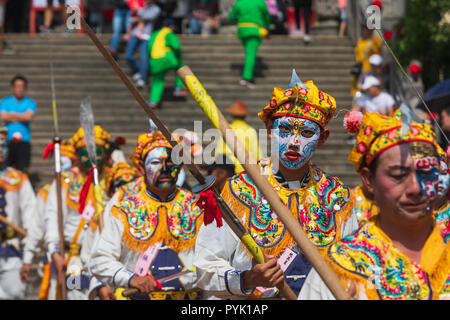 Shanghai, Taïwan, 28 Octobre 2018 : Les membres d'un ordre de bataille de Songjiang effectuer à Shanghai le 28 octobre 2018, le premier jour de la semaine - King long Boat Festival à Shenzhen dans le sud de Taïwan. Au cours de la tri-annuel festival, un des Taïwanais de festivals populaires religieux, les dieux sont invités vers la Terre, célébré pendant une semaine et a demandé d'aider à débarrasser la communauté de la malchance et la maladie pour les trois ans à venir. Credit : Perry Svensson/Alamy Live News Banque D'Images