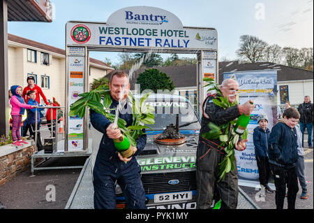 Bantry, West Cork, Irlande. 28 Oct, 2018. L'équipe de rallye gagnante Damien Tourish, et Donald Mormaer, McAlaney la foule de pulvérisation avec du champagne à la fin de la Fastnet 2018 Rallye. Credit : Andy Gibson/Alamy Live News. Banque D'Images