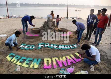 Allahabad, Uttar Pradesh, Inde. 28 Oct, 2018. Allahabad-Uttar Pradesh/Inde, 28-10-2018 : artiste faire une sculputure de sable devant deepwali à Allahabad. Credit : Prabhat Kumar Verma/ZUMA/Alamy Fil Live News Banque D'Images