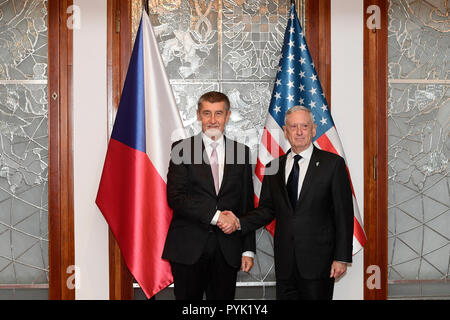 Prague, République tchèque. 28 Oct, 2018. Le Secrétaire à la défense américain Jim Mattis, gauche, liaison avec le Premier Ministre tchèque Andrej Babis, droite, au cours de leur réunion à Prague, République tchèque, Dimanche 28 Octobre, 2018. Mattis arrive à Prague à l'occasion du 100e anniversaire de la 1918 création de l'état tchécoslovaque. Photo : CTK/Vondrous Romain Photo/Alamy Live News Banque D'Images