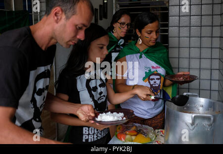 Rio de Janeiro, Brésil. 28 Oct, 2018. Les partisans de l'Bolsonaro cookomg candidat présidentiel Feijoada '', un ragoût de haricots brésilien avec de la viande et saucisses, après l'élection. Le favori dans le run-off a été Bolsonaro populiste de droite, qui ont, à plusieurs reprises insulté et provoqué des minorités extrémistes avec les slogans. "Aujourd'hui, la démocratie est en jeu", a déclaré la lutte contre le candidat de la gauche Haddad Workers Party, après le vote à Sao Paulo. Crédit : Diego Herculano/dpa/Alamy Live News Banque D'Images