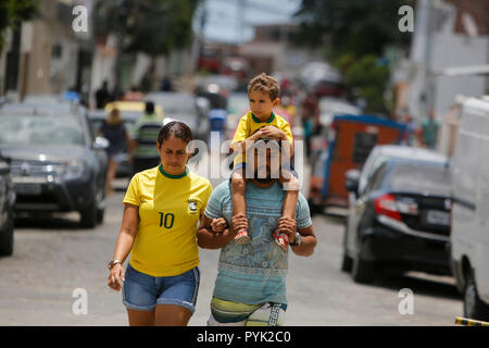 Rio de Janeiro, Brésil. 28 Oct, 2018. Une famille brésilienne d'aller au bureau de vote. Le favori dans le run-off a été Bolsonaro populiste de droite, qui ont, à plusieurs reprises insulté et provoqué des minorités extrémistes avec les slogans. "Aujourd'hui, la démocratie est en jeu", a déclaré la lutte contre le candidat de la gauche Haddad Workers Party, après le vote à Sao Paulo. Crédit : Diego Herculano/dpa/Alamy Live News Banque D'Images