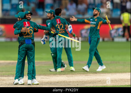 Dubaï, Émirats arabes unis. 28 Oct, 2018. Le Pakistan célébrer la victoire lors de la 3e International T20 entre le Pakistan et l'Australie au stade international de Dubaï, Dubaï, Émirats arabes unis le 28 octobre 2018. Photo de Grant l'hiver. Credit : UK Sports Photos Ltd/Alamy Live News Banque D'Images