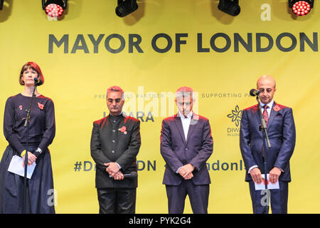 Trafalgar Square, Londres, UK - 28 Oct 2018. Maire de Londres, Sadiq Khan, sur scène. Le maire de Londres, ainsi que des représentants de la Royal British Legion et d'autres, marque le centenaire de la 1ère guerre mondiale et remercier les hommes et les femmes indiens pour leur contribution dans l'effort. Diwali, l'hindou, sikh et Jain fête des lumières, est célébré à Trafalgar Square de Londres avec des spectacles de musique et de danse, l'artisanat, des ateliers, de l'alimentation et des étals. Credit : Imageplotter News et Sports/Alamy Live News Banque D'Images