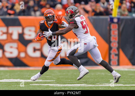 Cincinnati, OH, USA. 28 Oct, 2018. Active dans les années 1960 Joe Mixon (28) se précipite la balle comme Tampa Bay Buccaneers Lavonte linebacker David (54) dans un match entre les Pittsburgh Steelers et les Bengals de Cincinnati le 28 octobre 2018 au Stade Paul Brown à Cincinnati, OH. Adam Lacy/CSM/Alamy Live News Banque D'Images