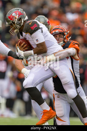 Cincinnati, OH, USA. 28 Oct, 2018. Cincinnati Bengals défensive fin Sam Hubbard (94) s'attaque à Tampa Bay Buccaneers quarterback Jameis Winston (3) dans un match entre les Pittsburgh Steelers et les Bengals de Cincinnati le 28 octobre 2018 au Stade Paul Brown à Cincinnati, OH. Adam Lacy/CSM/Alamy Live News Banque D'Images