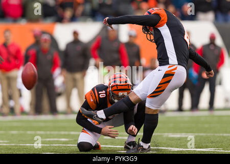 Cincinnati, OH, USA. 28 Oct, 2018. Cincinnati Bengals kicker Randy Bullock (4) de la partie domaine but dans les dernières secondes d'un match entre les Pittsburgh Steelers et les Bengals de Cincinnati le 28 octobre 2018 au Stade Paul Brown à Cincinnati, OH. Les Bengals a gagné 37-34. Adam Lacy/CSM/Alamy Live News Banque D'Images