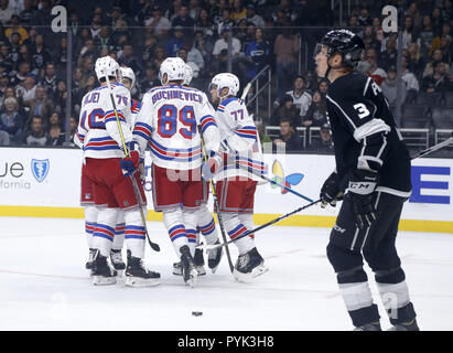 Los Angeles, Californie, USA. 28 Oct, 2018. Rangers de New York les joueurs célèbrent leur but contre les Kings de Los Angeles au cours de la première période d'un match de hockey présaison Mardi, 28 octobre, 2018, à Los Angeles. Ringo : crédit Chiu/ZUMA/Alamy Fil Live News Banque D'Images