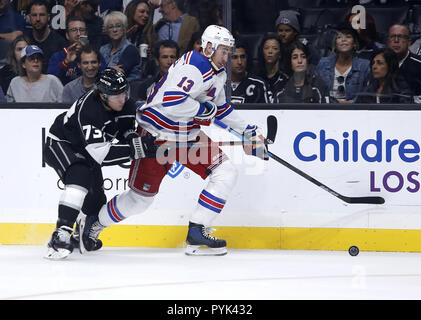 Los Angeles, Californie, USA. 28 Oct, 2018. Rangers de New York' forwrad Kevin Hayes (13) et des Kings de Los Angeles l'avant Tyler Toffoli (73) vie de la rondelle au cours de la première période d'un match de hockey présaison Mardi, 28 octobre, 2018, à Los Angeles. Ringo : crédit Chiu/ZUMA/Alamy Fil Live News Banque D'Images
