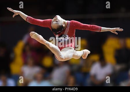 Doha, Qatar. 28 Oct, 2018. LIU TINGTING fait concurrence à la poutre lors de la deuxième journée de compétition préliminaire tenue à l'Aspire Dome. Credit : Amy Sanderson/ZUMA/Alamy Fil Live News Banque D'Images