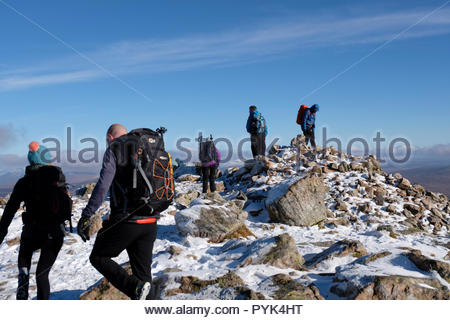 Rannoch Moor et de Glencoe, Royaume-Uni. 28 octobre, 2018. Les promeneurs sur l'emblématique montagne Buachaille Etive Mor écossais, en Écosse. Sommet de Stob Dearg. Un ciel bleu et un saupoudrage de neige de l'hiver. Credit : Craig Brown/Alamy Live News Banque D'Images