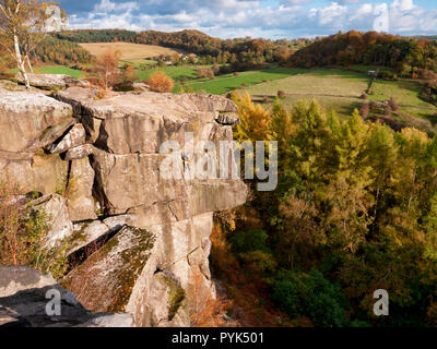 Winster, Peak District National Park, Royaume-Uni. 28 Oct, 2018. Météo France : rock climber appréciant les sunny Octobre météo à Cratcliffe Tor près de Elton, Winster, parc national de Peak District de : Doug Blane/Alamy Live News Banque D'Images