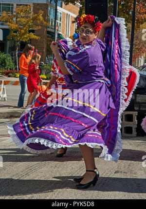 Emporia, Kansas, États-Unis. 27 Oct, 2018. Les femmes vêtues de costumes traditionnels de la Calavera Catrina la danse Larabe Tapatio pendant le Jour des Morts (Dia de los Muertos) événement tenu au centre-ville de Emporia aujourd'hui. Credit : Mark Reinstein Punch/media/Alamy Live News Banque D'Images