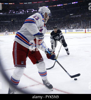 Los Angeles, Californie, USA. 28 Oct, 2018. Rangers de New York' forwrad Kevin Hayes (13) contrôle la rondelle contre Kings de Los Angeles l'avant Trevor Lewis (22) au cours de la troisième période d'un match de hockey présaison Mardi, 28 octobre, 2018, à Los Angeles. Le Roi a gagné 4-3. Ringo : crédit Chiu/ZUMA/Alamy Fil Live News Banque D'Images