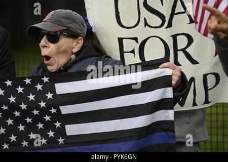 New York, États-Unis 28 octobre 2018. Contre-manifestants soutenant le président Trump tenir signes et drapeaux tandis que les protestataires anti-Trump demande sa destitution rassemblement à New York's Battery Park à côté d'un ballon de 20 pieds représentant le président comme un bébé en couches. Les manifestants ont utilisé des ballons semblables dans d'autres manifestations anti-Trump aux États-Unis et au Royaume-Uni Le rallye et mars a été organisée par un groupe appelé par le peuple qui accuse le président d'avoir commis des crimes et délits majeurs. Crédit : Joseph Reid/Alamy Live News Banque D'Images