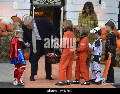 Washington, District de Columbia, Etats-Unis. 28 Oct, 2018. Le Président des Etats-Unis, Donald J. Trump et la Première Dame Melania Trump bienvenue trick-or-treaters à la Maison Blanche pour Halloween, le 28 octobre 2018, à Washington, DC. Crédit : Mike Theiler/Piscine via CNP Crédit : Mike Theiler/CNP/ZUMA/Alamy Fil Live News Banque D'Images