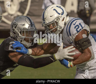 Oakland, Californie, USA. 28 Oct, 2018. Oakland Raiders Gareon évoluait Conley (21) s'attaque à Indianapolis Colts d'utiliser de nouveau Nyheim Hines (21) le dimanche, Octobre 28, 2018, au Oakland-Alameda County Coliseum, Oakland, Californie. Les Colts défait les Raiders 42-28. Crédit : Al Golub/ZUMA/Alamy Fil Live News Banque D'Images