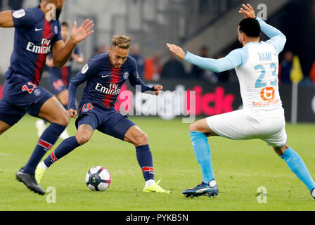 Marseille. 28 Oct, 2018. Neymar (C) du Paris Saint-Germain rivalise avec Adil Rami (R) de l'Olympique de Marseile au cours de la Ligue 1 match entre Paris Saint-Germain et l'Olympique de Marseile à Marseille, France, 28 octobre, 2018. Paris Saint-Germain a gagné 2-0. Credit : Franck Pinaro/Xinhua/Alamy Live News Banque D'Images