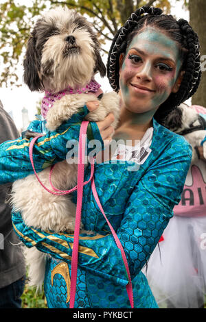 New York, USA, 28 octobre 2018. Une femme et son chien porter des costumes pendant la parade de chien Halloween Tompkins Square à New York. Credit : Enrique Shore/Alamy Live News Banque D'Images