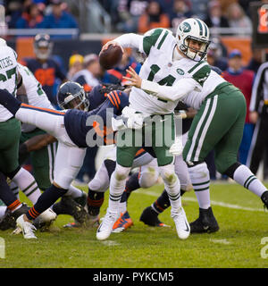 Chicago, Illinois, USA. 28 Oct, 2018. - Porte # 37 Bryce Callahan Jets # 14 sacs du quart Sam Darnold pendant le match de la NFL entre les Jets de New York et Chicago Bears à Soldier Field, à Chicago, IL. Photographe : Mike Wulf Crédit : csm/Alamy Live News Banque D'Images