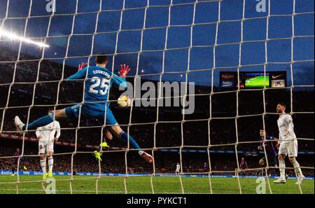 Barcelone, Espagne. 28 Oct, 2018. Le gardien du Real Madrid Thiubut Courtois (2e L) défend après un match de championnat espagnol entre le FC Barcelone et le Real Madrid à Barcelone, Espagne, le 28 octobre, 2018. Le FC Barcelone a gagné 5-1. Credit : Joan Gosa/Xinhua/Alamy Live News Banque D'Images