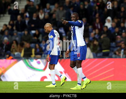 Porto, Portugal. 28 Oct, 2018. Moussa Marega (R) de Porto célèbre après avoir marqué au cours de la Ligue portugaise match de football entre le FC Porto et CD Feirense au stade du Dragon de Porto, Portugal, le 28 octobre 2018. Le FC Porto a gagné 2-0. Credit : Catarina Morais/Xinhua/Alamy Live News Banque D'Images