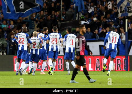 Porto, Portugal. 28 Oct, 2018. Les joueurs de Porto célébrer après avoir marqué au cours de la Ligue portugaise match de football entre le FC Porto et CD Feirense au stade du Dragon de Porto, Portugal, le 28 octobre 2018. Le FC Porto a gagné 2-0. Credit : Catarina Morais/Xinhua/Alamy Live News Banque D'Images