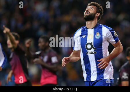 Porto, Portugal. 28 Oct, 2018. Felipe de Porto célèbre après avoir marqué au cours de la Ligue portugaise match de football entre le FC Porto et CD Feirense au stade du Dragon de Porto, Portugal, le 28 octobre 2018. Le FC Porto a gagné 2-0. Credit : Catarina Morais/Xinhua/Alamy Live News Banque D'Images