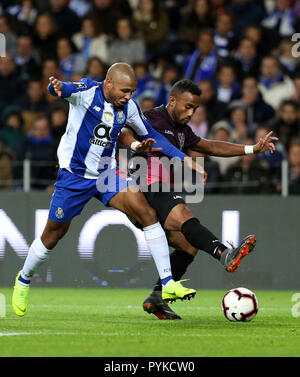 Porto, Portugal. 28 Oct, 2018. Yacine Brahimi (L) de Porto rivalise avec Edson Farias de feirense durant la Ligue portugaise match de football entre le FC Porto et CD Feirense au stade du Dragon de Porto, Portugal, le 28 octobre 2018. Le FC Porto a gagné 2-0. Credit : Catarina Morais/Xinhua/Alamy Live News Banque D'Images