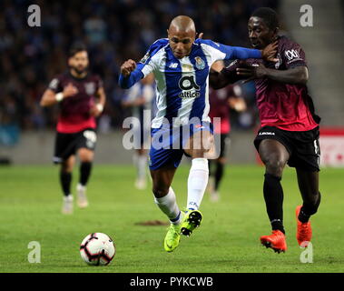 Porto, Portugal. 28 Oct, 2018. Yacine Brahimi (L) de Porto rivalise avec Kodjo Alphonse (R) de feirense durant la Ligue portugaise match de football entre le FC Porto et CD Feirense au stade du Dragon de Porto, Portugal, le 28 octobre 2018. Le FC Porto a gagné 2-0. Credit : Catarina Morais/Xinhua/Alamy Live News Banque D'Images