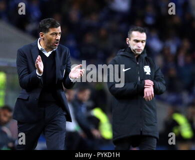 Porto, Portugal. 28 Oct, 2018. Sergio Conceicao (L), entraîneur-chef des gestes de Porto au cours de la Ligue portugaise match de football entre le FC Porto et CD Feirense au stade du Dragon de Porto, Portugal, le 28 octobre 2018. Le FC Porto a gagné 2-0. Credit : Catarina Morais/Xinhua/Alamy Live News Banque D'Images