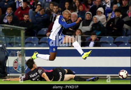 Porto, Portugal. 28 Oct, 2018. Yacine Brahimi (top) de Porto rivalise avec Antonio Briseno (L) de feirense durant la Ligue portugaise match de football entre le FC Porto et CD Feirense au stade du Dragon de Porto, Portugal, le 28 octobre 2018. Le FC Porto a gagné 2-0. Credit : Catarina Morais/Xinhua/Alamy Live News Banque D'Images