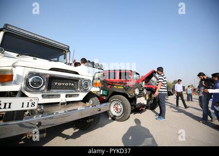 Islamabad. 28 Oct, 2018. Personnes visitent le salon de l'Auto à Islamabad Islamabad, capitale du Pakistan le 28 octobre 2018. Le salon de l'Auto 2018 Islamabad détenues par PakWheels le dimanche affiche véhicules en six catégories principales y compris vintage, exotique, de luxe, de modification, d'un véhicule utilitaire sport (VUS) et les motos. Credit : Ahmad Kamal/Xinhua/Alamy Live News Banque D'Images