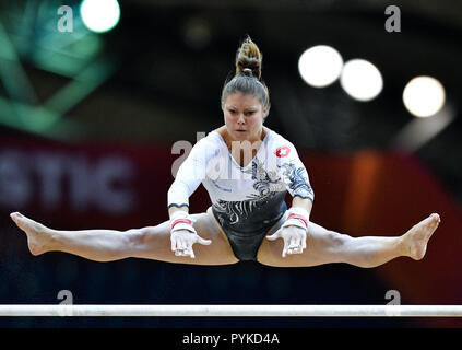 Doha, Qatar. 28 Oct, 2018. Barloggio Caterina de la Suisse effectue au cours de la qualification des femmes Barres asymétriques du 48e Championnats du monde de gymnastique à Doha, capitale du Qatar, le 28 octobre 2018. Credit : Nikku/Xinhua/Alamy Live News Banque D'Images