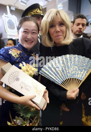 Paris, Paris, la Chine. 29 Oct, 2018. Paris, France-Brigitte expériences Macron Chinois traditionnel de l'artisanat de ventilateur de décisions à la 24e patrimoine culturel immatériel mondial de l'Expo à Palais du Louvre à Paris, France. Crédit : SIPA Asie/ZUMA/Alamy Fil Live News Banque D'Images